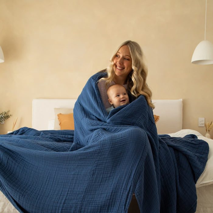 Soothing muslin blanket in Blue