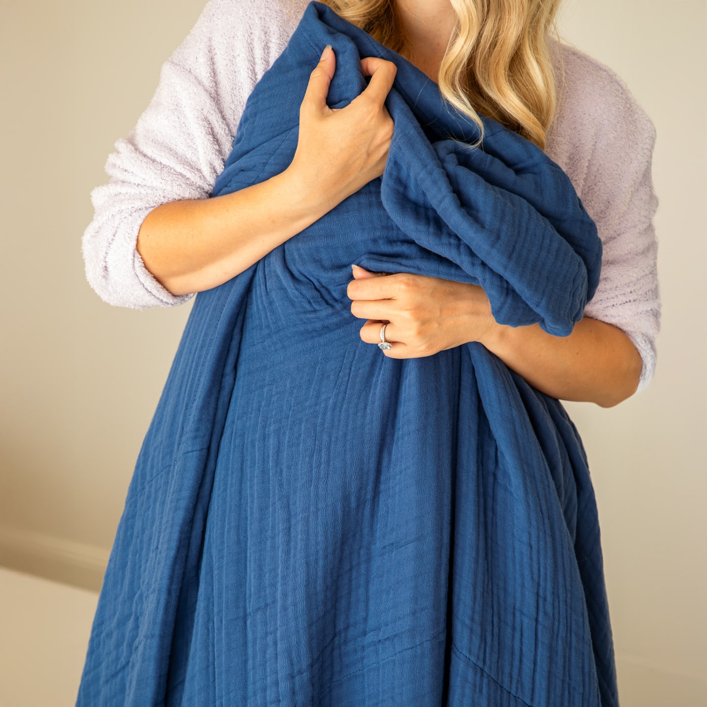 Soothing muslin blanket in Blue