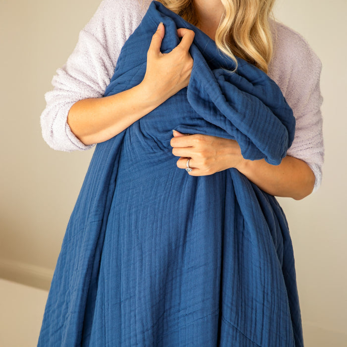 Soothing muslin blanket in Blue