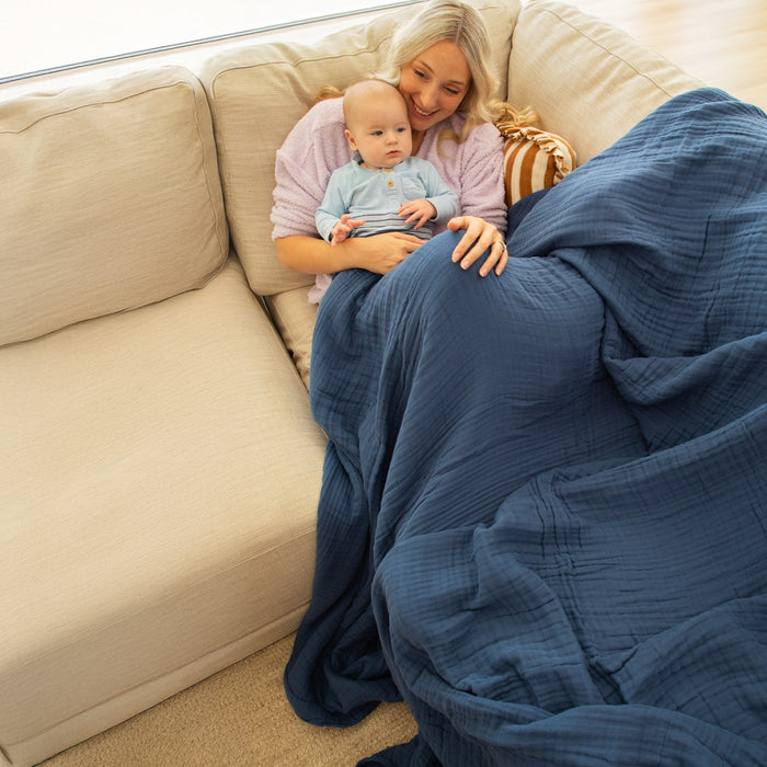 Soothing muslin blanket in Blue