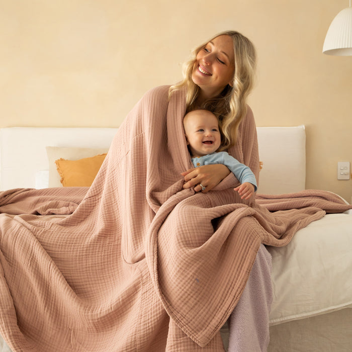 Soothing muslin blanket in Blush