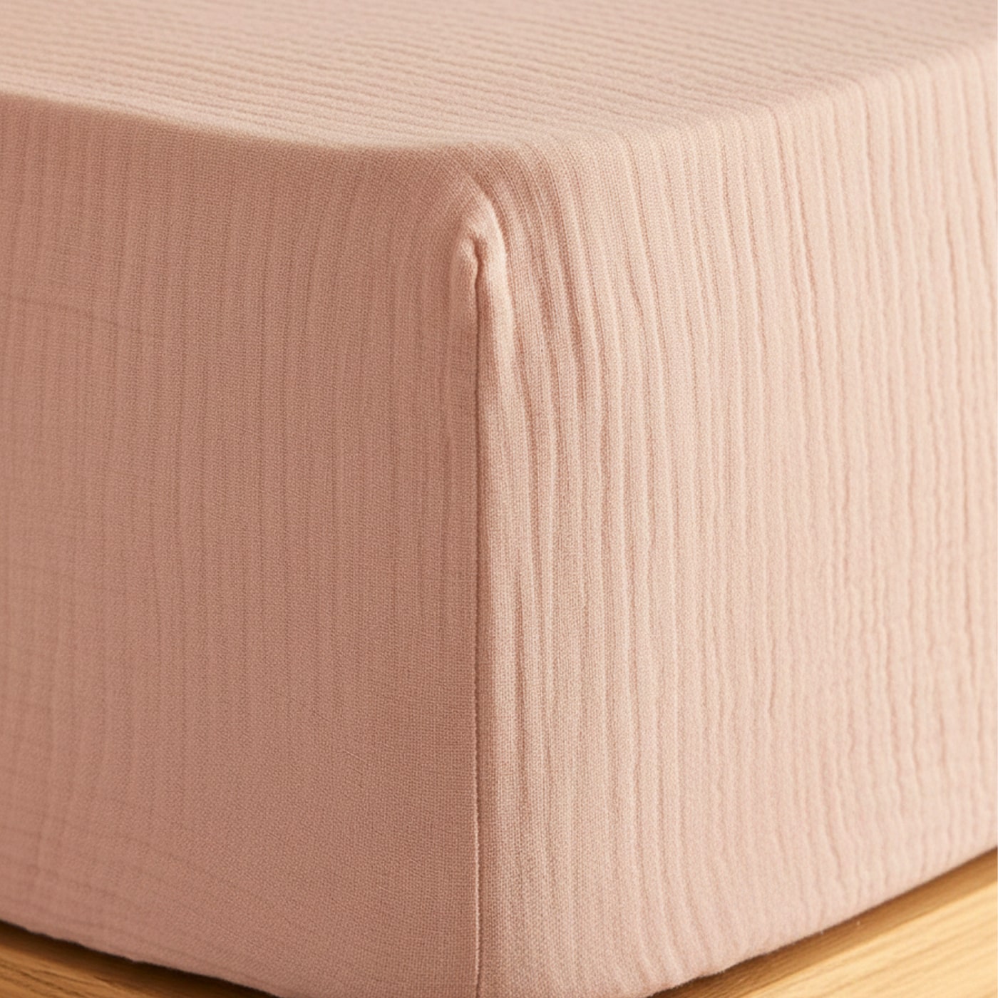 Muslin fitted sheet in Blush